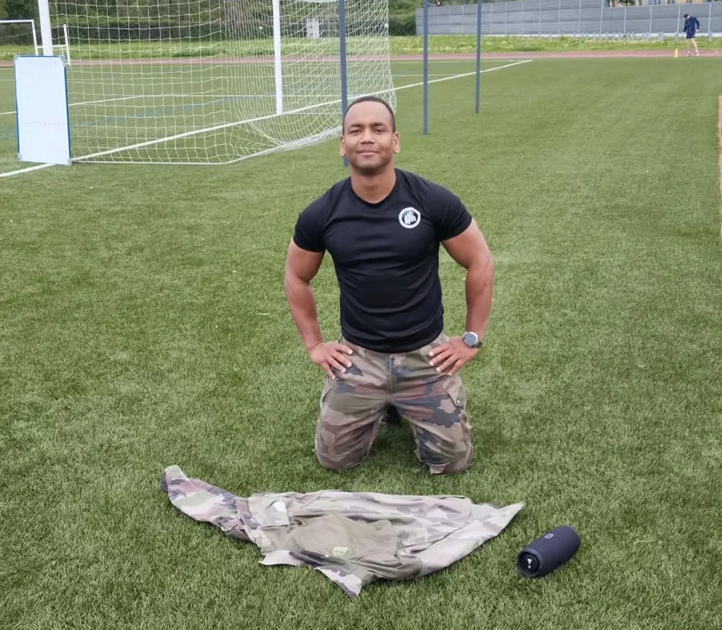 Le coach Happy and Fit sur un terrain de sport