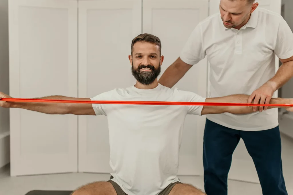Exercice avec élastique guidé par un coach, activité physique adaptée